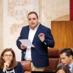 Imagen de archivo de una intervención de Víctor Torres en el Parlamento andaluz. / PSOE.