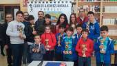 CLAUSURA. Los ganadores de las distintas categorías posan con sus trofeos y medallas conseguidas.