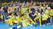 Los jugadores, los directivos y el cuadro técnico celebran el título con Francisco Reyes, Manuel Fernández, José María Álvarez y Juan Ángel Pérez.