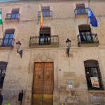 Vista general de la fachada del Ayuntamiento de Villanueva del Arzobispo. / Google Maps.