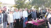 CONVIVENCIA. Representantes políticos, junto a vecinos del sector III, disfrutan de unas tapas en la inauguración de la plaza del barrio.