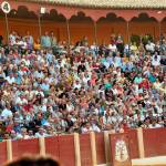 En la imagen de arriba, ambiente de los tendidos en la última Corrida del Renacimiento.