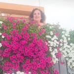 Lola Robles posa orgullosa con sus flores. / Francisco J. Marín.