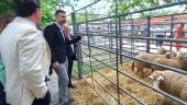 El consejero de Agricultura Ramón Fernández-Pacheco en la Feria de Ganadería de La Carolina. / Francisco Gaitán / Diario JAÉN. 