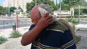 Un hombre se seca la cabeza durante una calurosa tarde, en una imagen de archivo. / F. Gaitán / Diario JAÉN. 