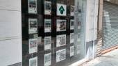 Vista del escaparate de una agencia inmobiliaria en la Carrera de Jesús. / F. Gaitán / Diario JAÉN. 