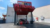 Un vehículo para a repostar en una gasolinera ubicada en el Polígono Los Olivares de la capital. / F. Gaitán / Diario JAÉN. 