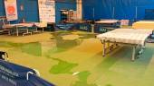 Sala de entrenamientos llena de agua a causa de las goteras.