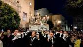 El inmenso trono del Cristo Yacente y la Virgen de los Dolores y Soledad, portado por más de un centenar de anderos, en el momento de su salida del templo. / F.J. Marín / Diario JAÉN