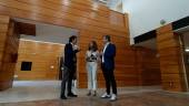 El concejal de Empleo, Luis García Millán; la técnico de Imefe, Manuela Ávila; y el alcalde de Jaén, Julio Millán, dentro del edificio del antiguo Banco de España. / F. Gaitán / Diario JAÉN