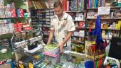 Sebastián Espinar prepara un lote de libros de texto tras el mostrador de Papelería Espinar. / F. Gaitán / Diario JAÉN. 