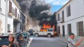 El coche incendiado en la calle Manuel Reyes de Canena. / Pedro Martínez / Diario JAÉN. 
