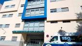 Vista general de la fachada del Hospital Puerta de Andalucía, con una ambulancia en la entrada de este centro sanitario. / F. Gaitán / Diario JAÉN. 