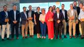 El presidente de la Diputación Provincial, Francisco Reyes, flanqueado por la diputada de Fondos Europeos y Geolit, Lourdes Martínez; el de Economía y Empresa, Luis Miguel Carmona; la presidenta de la Fundación Unicaja Jaén, Carmen Espín; y representantes de las empresas galardonadas sobre el escenario en la Casería Escalona “La Granja”.¡ / F. Gaitán / Diario JAÉN. 
