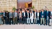 Foto de familia de todos los asistentes y representantes institucionales participantes en las jornadas.