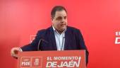 El parlamentario andaluz del PSOE, Víctor Torres, en la sede provincial del partido en la calle Hurtado. / F. Gaitán / Diario JAÉN