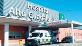 Una ambulancia llega al Hospital Alto Guadalquivir de Andújar, ayer. / F. Gaitán / Diario JAÉN
