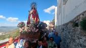 La parihuela avanza por una calle hacia abajo antes de llegar a las empinadas escaleras previas a la entrada en la iglesia de Nuestra Señora del Collado. / F. Gaitán / Diario JAÉN.