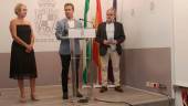 El alcalde de Jaén, Julio Millán, flanqueado por la primera teniente de alcalde, María Espejo, y el concejal de Hacienda, Francisco Lechuga, en la sala de prensa del Ayuntamiento de Jaén. / F. Gaitán / Diario JAÉN