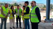 Julio Millán observa los planos del futuro parque comercial Viktoria Park. / F. Gaitán / Diario JAÉN.