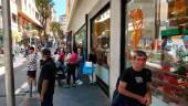 Decenas de personas aguardan en una calle céntrica de Jaén en los primeros instantes del apagón.