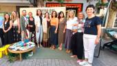 La consejera de Inclusión Social, Juventud, Familias e Igualdad, Loles López, flanqueada por representantes institucionales y de las diferentes asociaciones de acogida de menores en la calle Roldán y Marín. / Francisco Gaitán / Diario JAÉN.