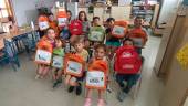 Los catorce alumnos del CEIP Nuestra Señora de la Asunción, junto con el alcalde de Hornos, Mario Navarro, enseñan las mochilas del 37 Concurso de “Prensa-Escuela”. / F. Gaitán / Diario JAÉN. 