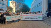 Representantes de la Plataforma por la Sanidad Pública y de Calidad de Jaén se concentran esta tarde frente a la Facultad de Medicina en Sevilla.