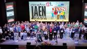 Foto de familia de premiados y asistentes en la Gala Jaén Joven 2025. / Francisco J. Marín / Diario JAÉN. 