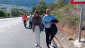 La vicesecreatia general del PSOE-A, María Márquez, junto al alcalde de Cazorla, José Luis Olivares, durante la caminata. 