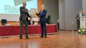 Nicolás Ruiz entrega la bandera andaluza, con la de la Universidad, a Emilio Lara. / Gilberto Moreno / Diario JAÉN.