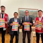 Paco Reyes y Miguel Maldonado posan con los boletos del Sorteo de Oro de la Cruz Roja. / Diputación de Jaén.