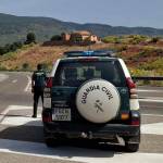 Un agente de la Guardia Civil junto a un vehículo oficial, en una imagen de archivo. / Guardia Civil. 