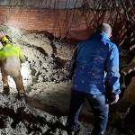 Los bomberos en el lugar donde tuvo lugar el desprendimiento, en el Parque de la Fuente Nueva, en Canena.
