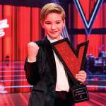 Lucas Paulano con el trofeo que lo corona como vencedor de La Voz Kids 2025. / Antena 3. 