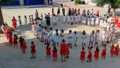 Alumnos y profesores representan las danzas de las tres civilizaciones en el patio del Colegio de Educación Infantil y Primaria San José Artesano.