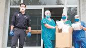 SOLIDARIDAD. Momento de la entrega del material sanitario elaborado en el municipio.