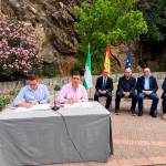 Roberto Moreno y Francisco Reyes rubrican el acuerdo, con Jesús Estrella, Manuel Fernández, José Ayala y José Luis Hidalgo por detrás.
