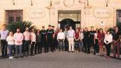 AGRADECIMIENTO PÚBLICO. Miembros de la Corporación Municipal de Alcalá, con cuatro de los policías y los dos guardias civiles felicitados. 