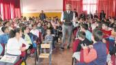 BAÑOS DE LA ENCINA. El director de Diario JAÉN, Juan Espejo, imparte un taller de Prensa-Escuela en el colegio Nuestro Padre Jesús del Llano.