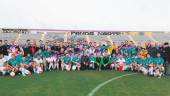 Los jugadores, árbitros y directivos posan en el terreno de juego del Estadio de La Victoria.