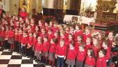 CERTAMEN. Los pequeños del colegio Alfonso Sánchez interpretan uno de sus dos villancicos en la Basílica de San Ildefonso durante el concurso.