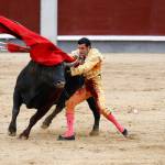 Emilio de Justo durante su faena en la corrida de toros de la prensa en la plaza de las Ventas, a 4 de junio de 2023. / Europa Press.