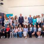 Foto de familia con alumnos, profesores, representantes de las administraciones públicas y de la Fundación José Luis Martín López en la Casa de la Juventud de Linares.