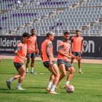 Adri Paz y Javi Moyano realizan un ejercicio en la última sesión de entrenamiento antes del partido contra el Atlético Central. / Miranda López / Real Jaén. 