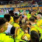 Jugadores y cuerpo técnico del Jaén Paraíso Interior celebran el pase a la final./RFEF.
