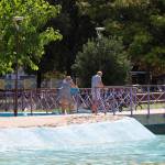 Dos personas pasean por el Parque del Bulevar en plena canícula. / Jason Moyano / Diario JAÉN. 