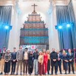 Foto de familia de los Hijos Predilectos junto con miembros de la corporación municipal de Úbeda en las tablas del Hospital de Santiago. / Inmaculada Cejudo.