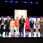El alcalde, Francisco Carmona, y otros responsables municipales, con las personas destinatarias de las banderas de Andújar. 