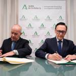 El consejero José Carlos Gómez Villamandos, el rector de esta institución académica, Ricardo Mairal, en la firma del acuerdo. / Junta de Andalucía.